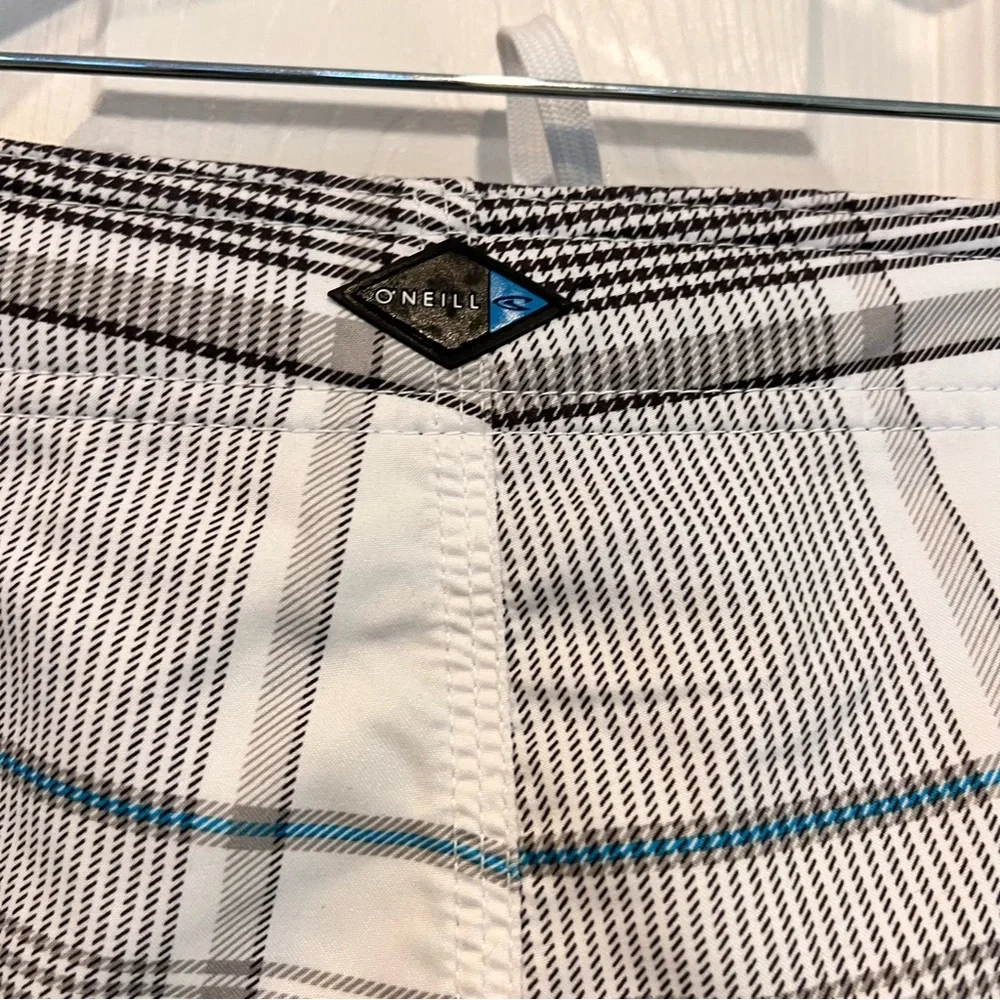 🩷 O’Neill Men’s White and Blue Plaid Lined Board Shorts - Size 28